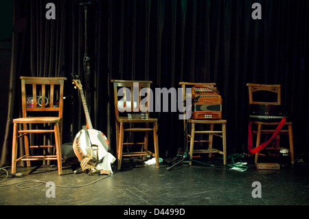 Chiudere orizzontale dei tradizionali strumenti irlandese impostato sul palcoscenico pronto per la band. Foto Stock