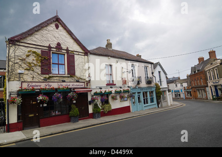 Vista orizzontale lungo la strada ferrata nella pittoresca cittadina balneare di Dalkey, Eire, Foto Stock