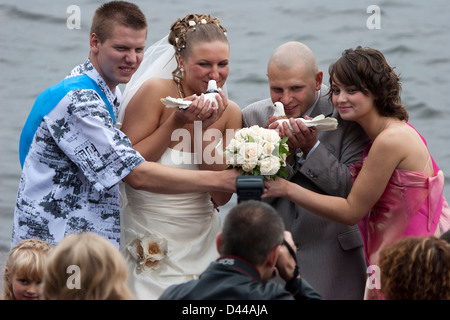 Riverside la celebrazione dei matrimoni a San Pietroburgo Foto Stock