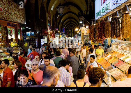 Il Bazaar Egiziano (Mercato delle Spezie) affollate di persone ad Istanbul in Turchia. Foto Stock