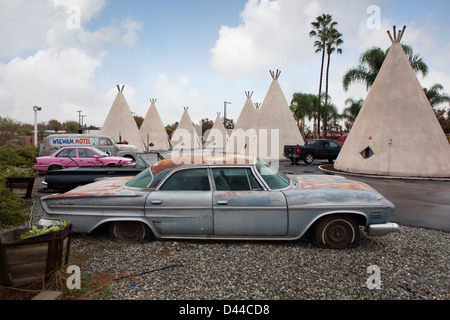 Un vecchio classico Dodge con pneumatico sgonfio parcheggiata fuori il Wigwam Motel, route 66, San Bernardino, in California, Stati Uniti d'America Foto Stock