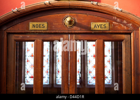 Marcatura di porte 'Ayes' e 'No' dove il voto del pubblico presso la Oxford Union Society discutendo formale Camera Corte Frewin Oxford Foto Stock