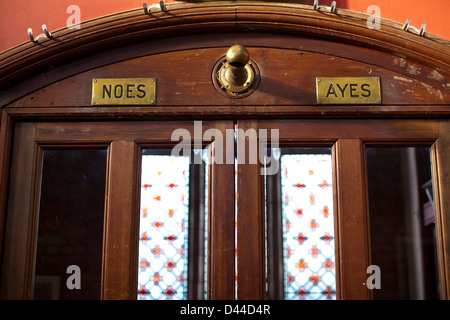 Marcatura di porte 'Ayes' e 'No' dove il voto del pubblico presso la Oxford Union Society discutendo formale Camera Corte Frewin Oxford Foto Stock