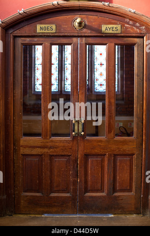 Marcatura di porte 'Ayes' e 'No' dove il voto del pubblico presso la Oxford Union Society discutendo formale Camera Corte Frewin Oxford Foto Stock