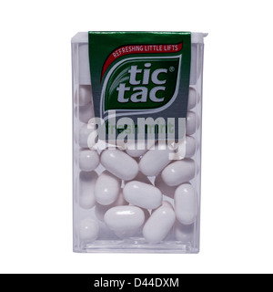Una scatola di menta fresca tic tac su sfondo bianco Foto Stock