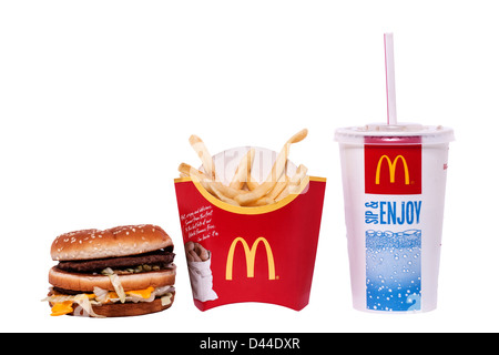 Un Mcdonalds Big Mac pasto con burger , le patatine fritte e bere su sfondo bianco Foto Stock