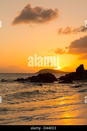 Impostazione di Sun su isole da Charlotte Amalie in St Thomas presi da Frenchmans Bay Foto Stock