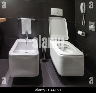 Dettagli della piazza moderna wc wc e bidet in nero bagno piastrellato Foto Stock