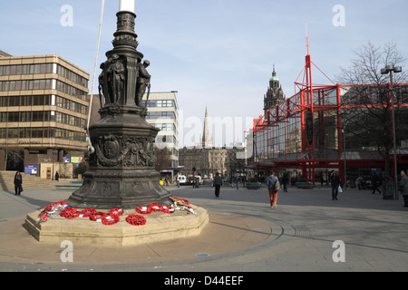 Il primo monumento alla guerra mondiale a Barkers Pool nel centro di Sheffield, edificio classificato di grado II* in Inghilterra Foto Stock