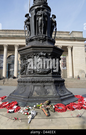 Il primo monumento alla guerra mondiale a Barkers Pool nel centro di Sheffield edificio classificato di grado II* Foto Stock