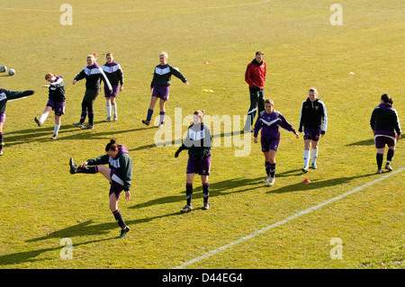 Università sport femminile, i calciatori facendo il warm-up esercizi prima di match Foto Stock