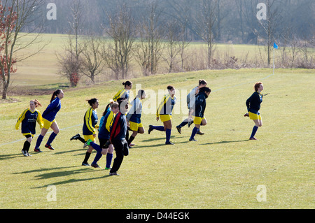 Università sport femminile, i calciatori facendo il warm-up esercizi prima di match Foto Stock