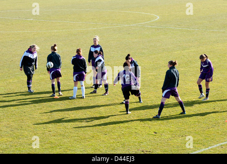 Università sport femminile, i calciatori facendo il warm-up esercizi prima di match Foto Stock