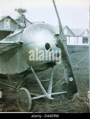Il Nieuport era un biplano francese utilizzato durante la prima guerra mondiale, noto per la sua velocità e agilità. Era un aereo da combattimento chiave, particolarmente efficace nei combattimenti aerei contro aerei tedeschi. Il progetto del Nieuport fu un progresso significativo nell'aviazione iniziale, contribuendo al successo degli Alleati in volo durante la guerra. Foto Stock