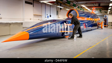 Il conducente vasca per il tentativo di record super sonic Bloodhound auto SSC è completato al URT in fabbrica a Bognor, West Sussex. Foto Stock