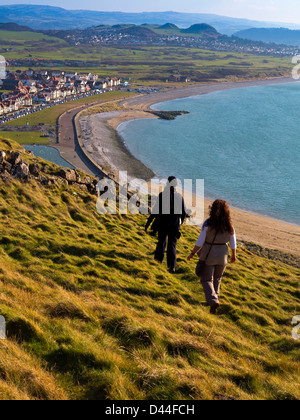 Due donne camminando sul Great Orme un promontorio calcareo sopra Llandudno Conwy Galles del Nord Foto Stock