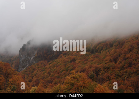 Montagne sopra il villaggio di Valbona nelle maledette montagne del nord dell'Albania (Alpi Dinariche). Foto Stock