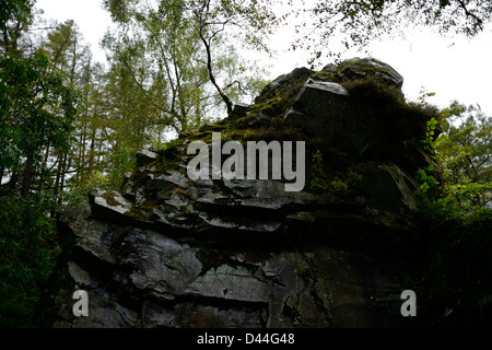 Rocce di Rydal grotta nei pressi di cava, Lake District, Cumbria. North West England.36MPX,Hi-res Foto Stock