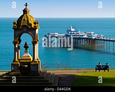 Llandudno Pier e il Queen Victoria Memorial da Happy Valley on the Great Orme in Llandudno una località balneare nel Galles del Nord Regno Unito Foto Stock