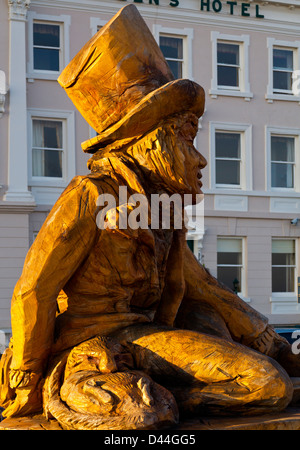In legno intagliato statua del Mad Hatter da Simon Hedger 2012 sulla promenade Llandudno Wales UK per commemorare Lewis Carroll Foto Stock