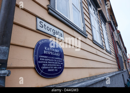 Lapide che ricorda la visita del Santo Padre Giovanni Paolo II ai vescovi houseTromso troms Norvegia europa Foto Stock