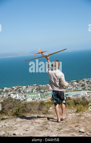 Ragazzo battenti una radio controlled glider dal modo rotante sopra Hermanus Western Cape Sud Africa modello piano appassionato di aeromobili Foto Stock