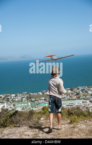 Ragazzo battenti una radio controlled glider dal modo rotante sopra Hermanus Western Cape Sud Africa modello piano appassionato di aeromobili Foto Stock