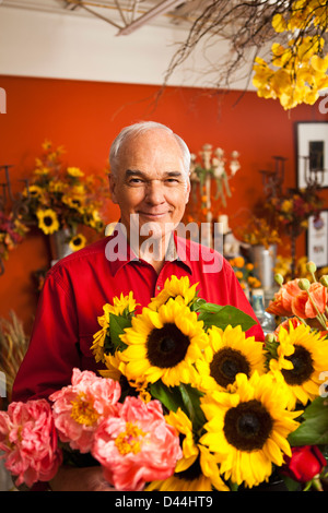 Fiorista caucasici con bouquet in negozio