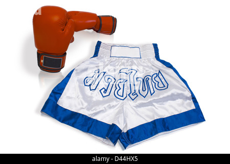 Thai boxing uniforme isolati su sfondo bianco Foto Stock