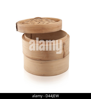 Il bambù dim sum contenitore per la cottura a vapore degli isolati su bianco Foto Stock