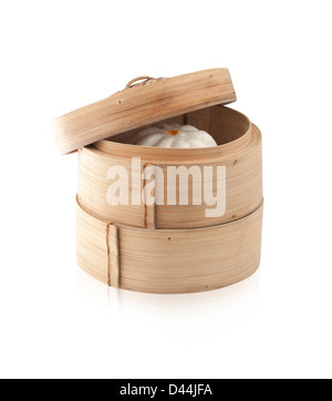 Bamboo contenitore per la cottura a vapore con gnocco isolati su bianco Foto Stock