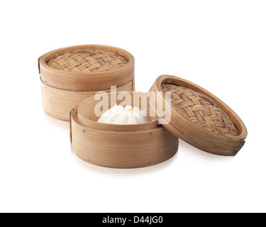 Il bambù dim sum cestello per la cottura a vapore degli isolati su bianco Foto Stock