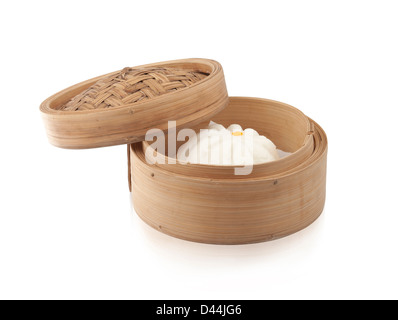Il bambù dim sum la cottura a vapore degli alimenti cestello isolati su bianco Foto Stock