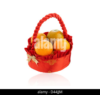 Arance frutta cestino per dono isolato su sfondo bianco Foto Stock