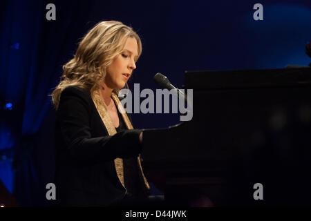 London Ontario, Canada - 4 marzo 2013. Canadian jazz cantante e pianista Diana Krall esegue a Budweiser giardini. Foto Stock