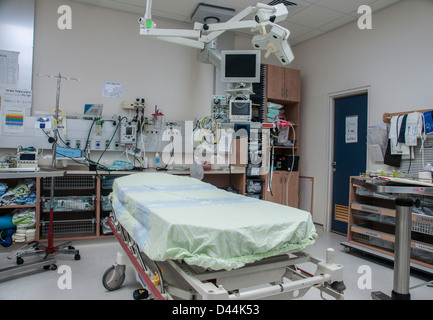 Beersheba (Be'er Sheva), Israele. Una sala di emergenza presso un ospedale con un letto singolo in medio e eqipment medica Foto Stock