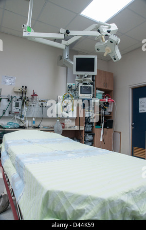 Beersheba (Be'er Sheva), Israele. Una sala di emergenza presso un ospedale con un letto singolo in medio e eqipment medica Foto Stock