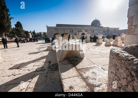 Monte del Tempio, Gerusalemme, Israele. Antiche colonne in pietra vicino alla Moschea di Al-Aqsa Foto Stock