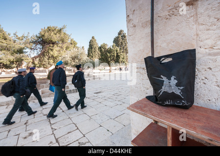 Monte del Tempio di Gerusalemme. Gli ufficiali israeliani a piedi vicino alla Moschea di Al-Aqsa. In primo piano la borsa con il disegno di una lancer. Foto Stock