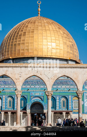 Monte del Tempio, Gerusalemme, Israele. Un gruppo di turisti si erge accanto alla famosa cupola dorata ('Dome della roccia') Foto Stock