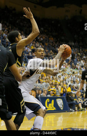 2 marzo 2013 - Berkeley, CA, Stati Uniti d'America - Marzo 02 2013 durante il NCAA Mens Gioco di basket tra università del Colorado Buffaloes vs California Golden Bears,35 F Richard Salomone per Hass Pavilion Berkeley Calif Foto Stock