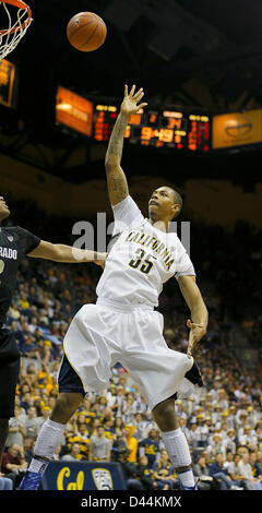 2 marzo 2013 - Berkeley, CA, Stati Uniti d'America - Marzo 02 2013 durante il NCAA Mens Gioco di basket tra università del Colorado Buffaloes vs California Golden Bears,35 F Richard Solomon di Cal a Hass Pavilion Berkeley Calif Foto Stock