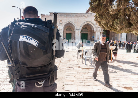 Monte del Tempio, Gerusalemme, Israele. Un poliziotti e e uomo arabo vicino alla Moschea di Al-Aqsa Foto Stock