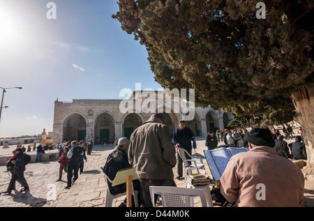 Gerusalemme, Israele. Musulmani gruppo di apprendimento vicino alla Moschea di Al-Aqsa sul monte del tempio. Foto Stock