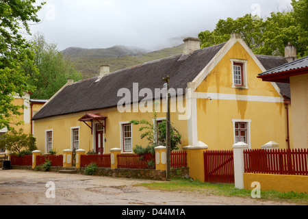 Un edificio in Cape stile olandese in Genadendal, la prima e più antica stazione missionaria in Sud Africa. Foto Stock