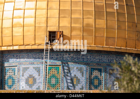 Gerusalemme, al Monte del Tempio. Close-up del celebre 'Dome della roccia' ('la cupola dorata') con una scala che conduce ad un'apertura in essa Foto Stock