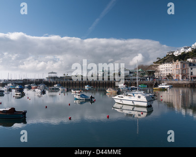 Torquay Harbour su un tranquillo e luminoso giorno. Foto Stock