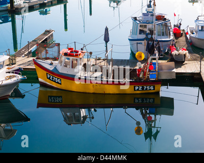 Dipinto luminosamente barca da pesca ormeggiate nel porto di Torquay, Devon, Regno Unito. Foto Stock