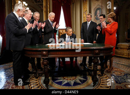 Il Presidente degli Stati Uniti Barack Obama, centro è applaudita da, da sinistra a destra, U.S. Il leader della maggioranza del Senato Harry Reid (Democratico del Nevada), U.S. Il senatore Lamar Alexander (Repubblicano del Tennessee), U.S. Il senatore Chuck Schumer (Democratico di New York), STATI UNITI Vice presidente Joe Biden, U.S. House Speaker John Boehner (repubblicano di Ohio), U.S. Casa Leader di maggioranza Eric Cantor (Repubblicano della Virginia) e U.S. Casa leader della minoranza Nancy Pelosi (Democratico della California) mentre la firma di un annuncio per commemorare l inaugurazione, intitolato una Giornata nazionale di speranza e di risolvere direttamente dopo il giuramento- Foto Stock