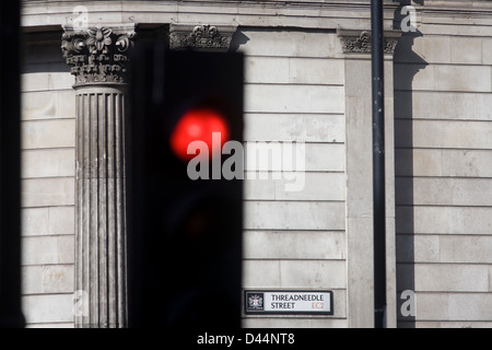 Arresto Rosso semaforo e pilastri con la City di Londra segno per Threadneedle Street CE2 alla stazione della metropolitana di Bank nel cuore della capitale del distretto finanziario. Foto Stock